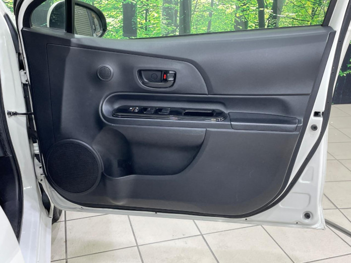 2016 Toyota Aqua DAA-NHP10 (UW-69f0676f93f57)[5]