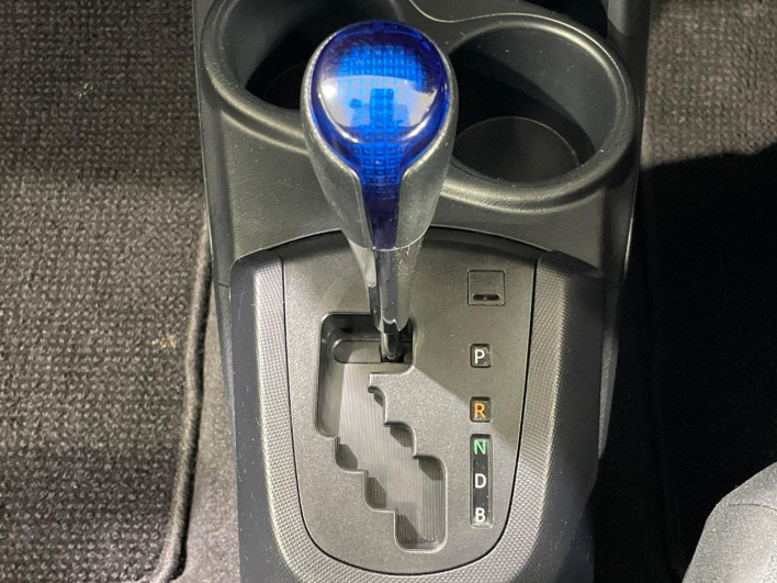 2016 Toyota Aqua DAA-NHP10 (UW-69f0676f93f57)[20]