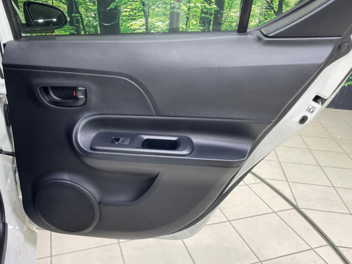 2016 Toyota Aqua DAA-NHP10 (UW-69f0676f93f57)[6]