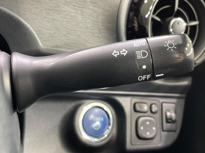 2016 Toyota Aqua DAA-NHP10 (UW-69f0676f93f57)[17]