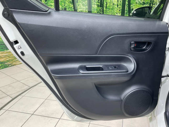 2016 Toyota Aqua DAA-NHP10 (UW-69f0676f93f57)[7]