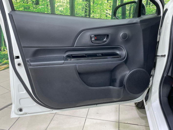 2016 Toyota Aqua DAA-NHP10 (UW-69f0676f93f57)[8]