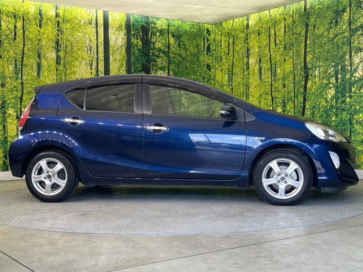 2017 Toyota Aqua DAA-NHP10 (UW-69f0677228867)[12]