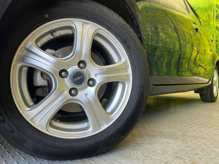 2017 Toyota Aqua DAA-NHP10 (UW-69f0677228867)[18]