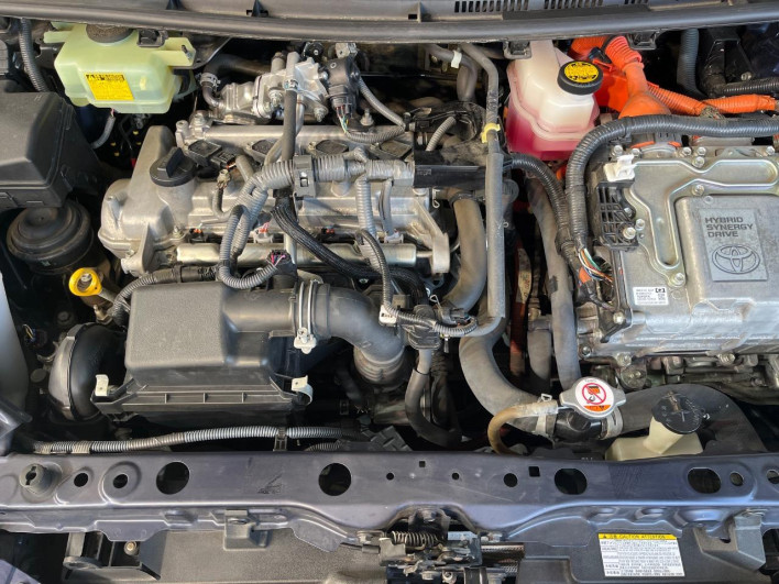 2017 Toyota Aqua DAA-NHP10 (UW-69f0677228867)[4]