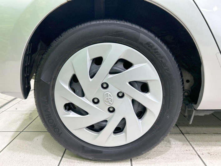 2017 Toyota Aqua DAA-NHP10 (UW-69f0677239157)[14]