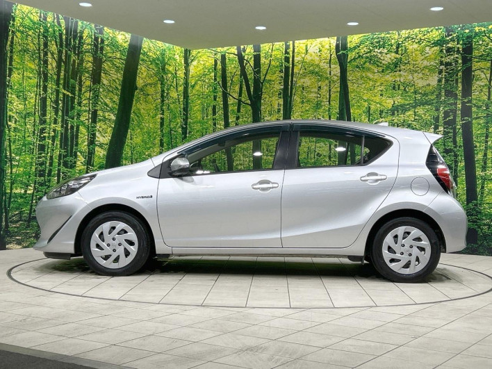 2017 Toyota Aqua DAA-NHP10 (UW-69f0677239157)[6]