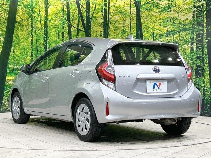 2017 Toyota Aqua DAA-NHP10 (UW-69f0677239157)[7]
