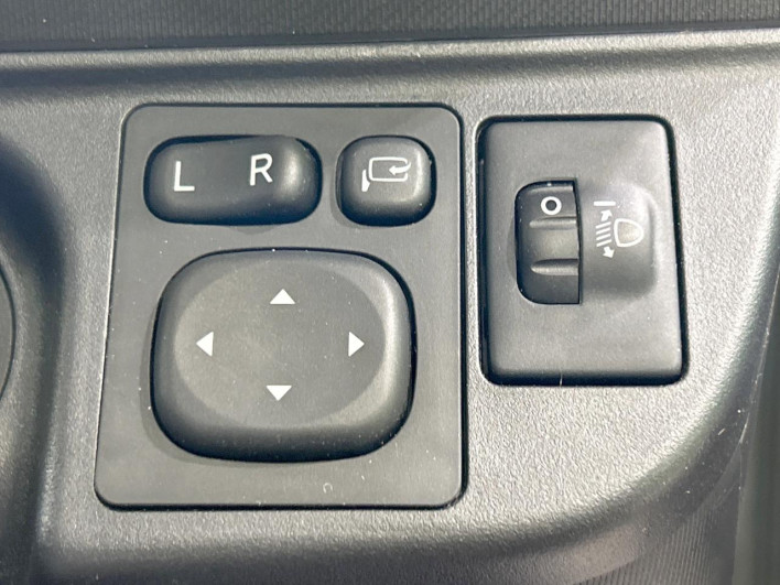 2017 Toyota Aqua DAA-NHP10 (UW-69f0677239157)[19]