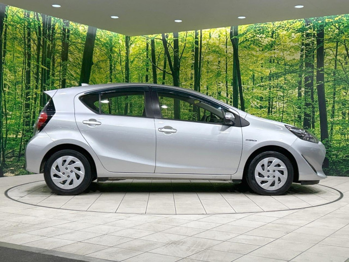 2017 Toyota Aqua DAA-NHP10 (UW-69f0677239157)[10]