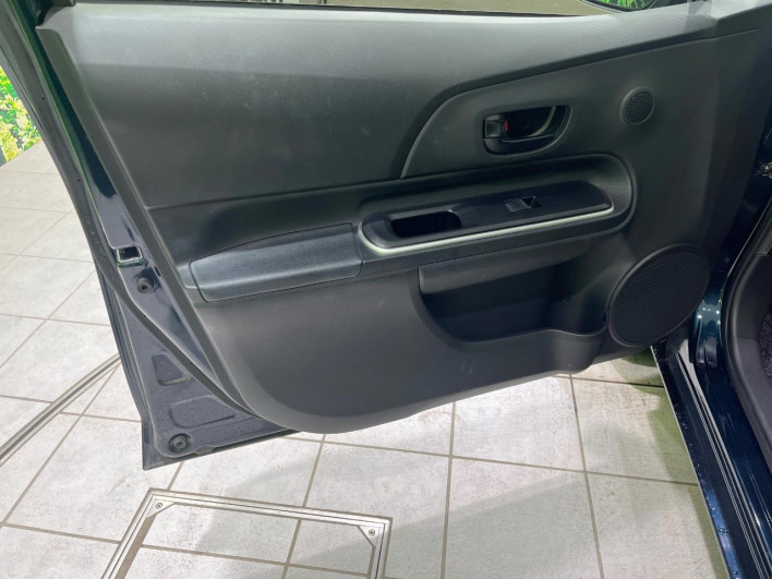 2017 Toyota Aqua DAA-NHP10 (UW-69f067723f654)[4]