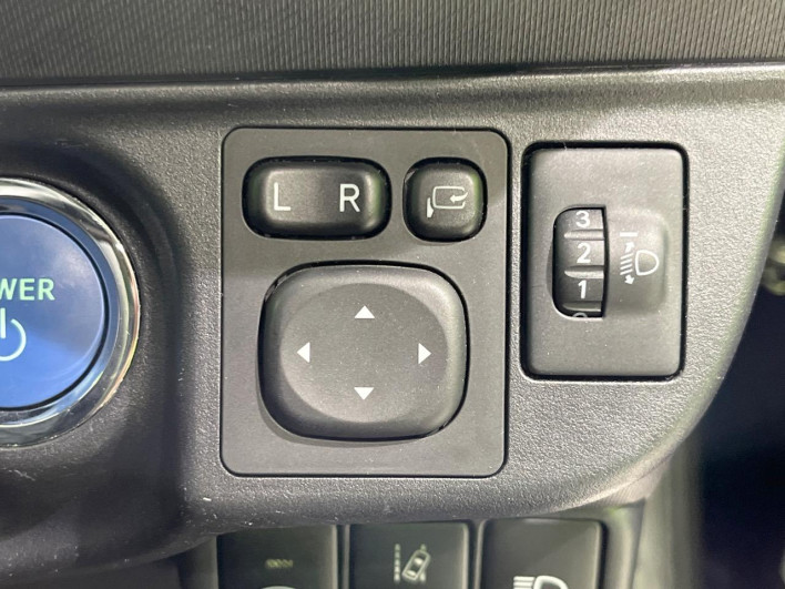 2017 Toyota Aqua DAA-NHP10 (UW-69f067723f654)[23]