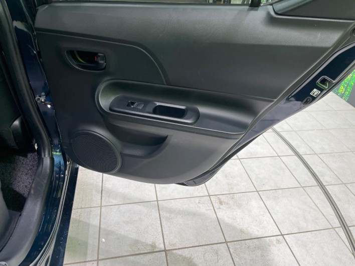 2017 Toyota Aqua DAA-NHP10 (UW-69f067723f654)[9]