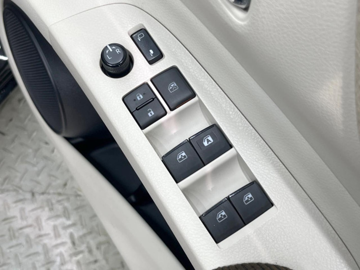 2016 Toyota Sienta DAA-NHP170G (UW-69f06775e980e)[23]