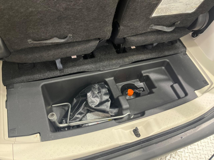 2015 Toyota Sienta DBA-NSP170G (UW-69f06779a6a20)[8]