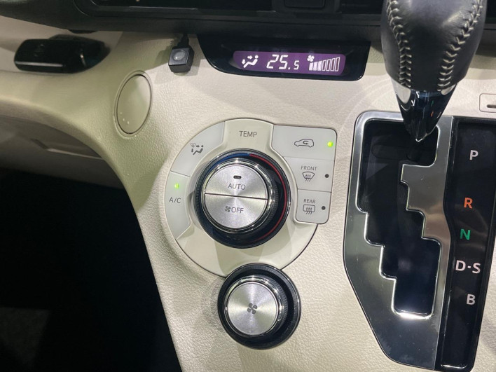 2015 Toyota Sienta DBA-NSP170G (UW-69f06779a6a20)[29]