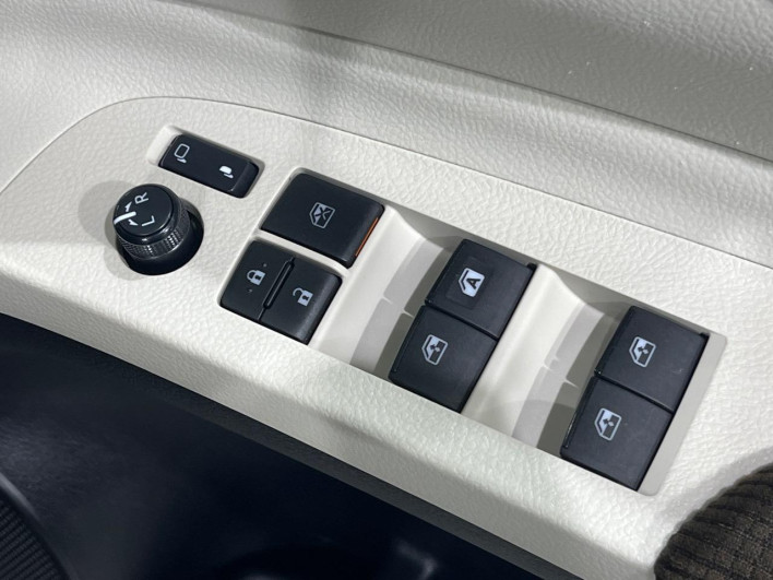 2015 Toyota Sienta DBA-NSP170G (UW-69f06779a6a20)[17]