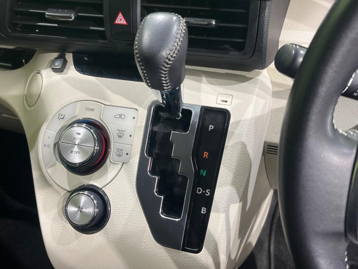 2015 Toyota Sienta DBA-NSP170G (UW-69f06779a6a20)[27]