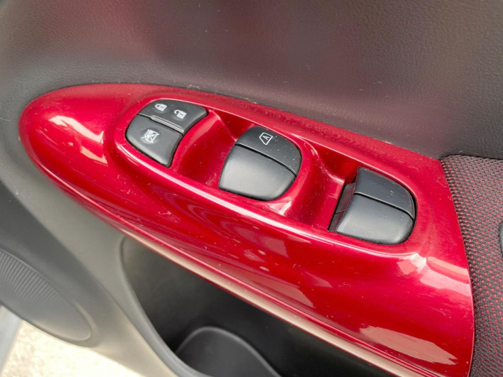 2013 Nissan JUKE DBA-YF15 (UW-69f067adf10d4)[16]