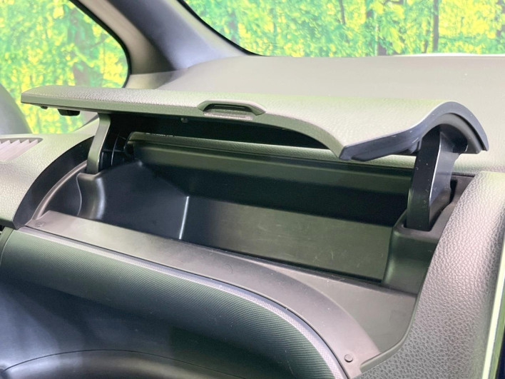 2014 Toyota Voxy DBA-ZRR80W (UW-69f067b6d1b2e)[25]