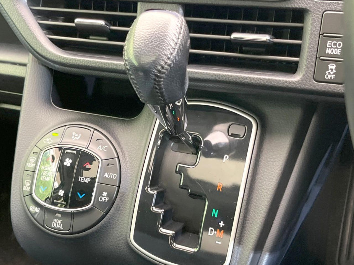 2014 Toyota Voxy DBA-ZRR80W (UW-69f067b6d1b2e)[21]