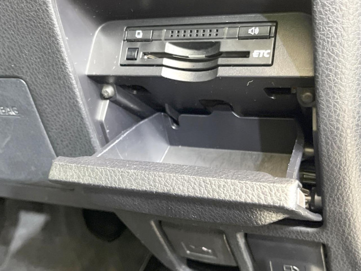 2014 Toyota Voxy DBA-ZRR80W (UW-69f067b6d1b2e)[6]