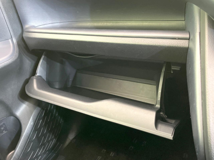 2014 Toyota Voxy DBA-ZRR80W (UW-69f067b6d1b2e)[24]