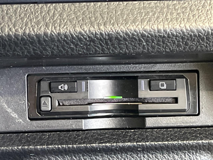 2015 Toyota Voxy DBA-ZRR80W (UW-69f067b801ae8)[27]