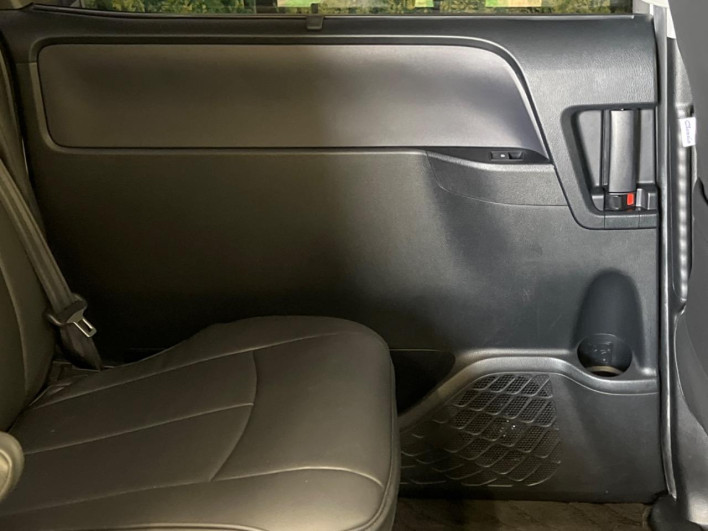 2015 Toyota Voxy DBA-ZRR80W (UW-69f067b801ae8)[18]