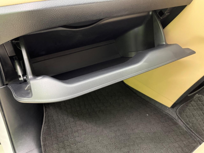 2015 Toyota Noah DBA-ZRR80G (UW-69f067b8449b8)[6]