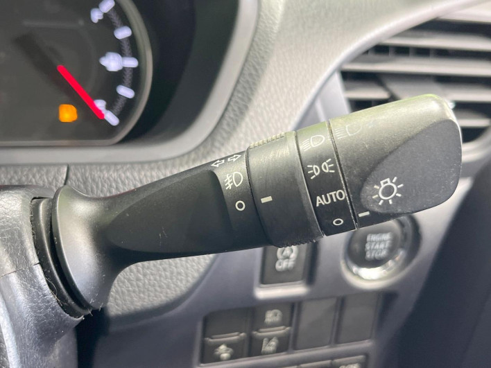 2016 Toyota Voxy DBA-ZRR80W (UW-69f067b8e7593)[29]