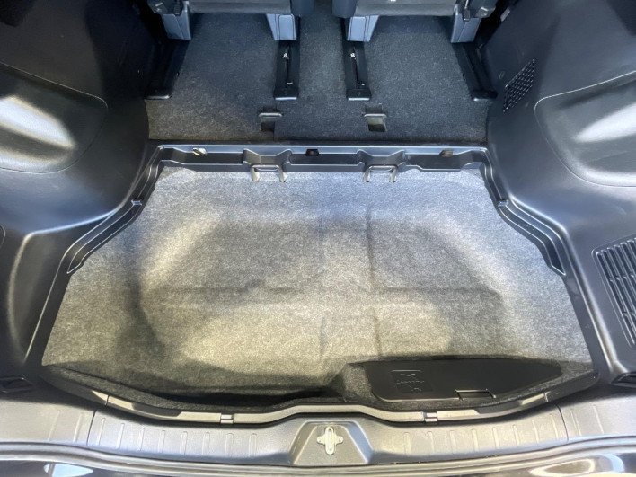 2017 Toyota Voxy DBA-ZRR80W (UW-69f067b9914dc)[25]