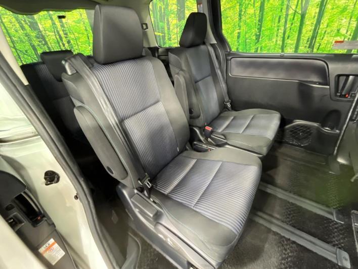 2017 Toyota Voxy DBA-ZRR80W (UW-69f067b9ea15d)[26]