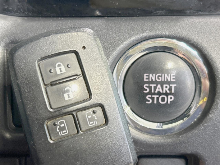 2017 Toyota Voxy DBA-ZRR80W (UW-69f067ba4cafa)[28]
