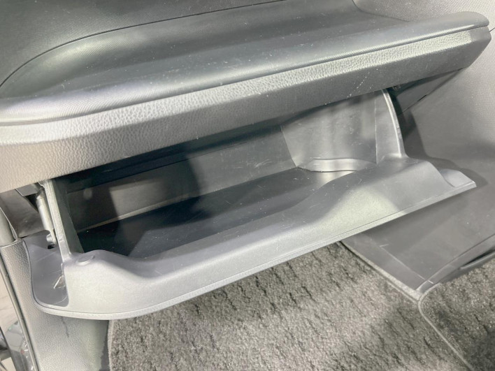 2017 Toyota Voxy DBA-ZRR80W (UW-69f067ba4cafa)[23]
