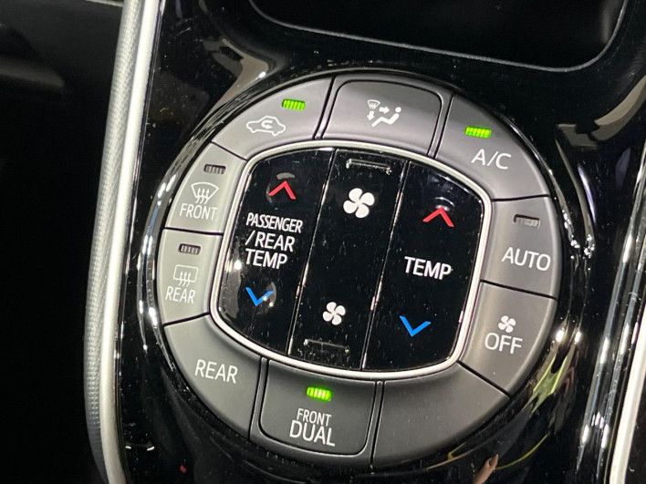 2019 Toyota Voxy DBA-ZRR80W (UW-69f067bc465f7)[26]