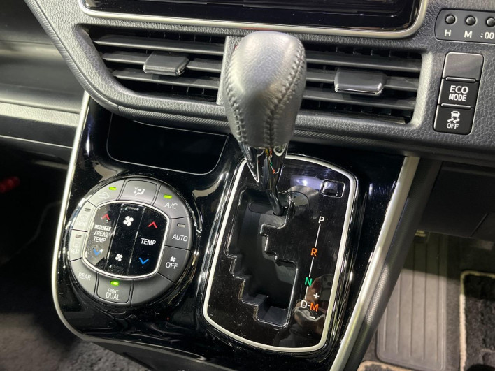 2019 Toyota Voxy DBA-ZRR80W (UW-69f067bc465f7)[27]