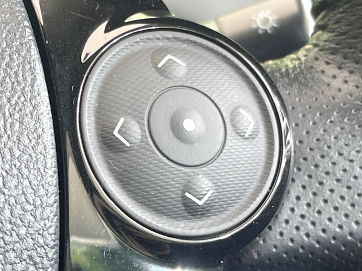 2015 Toyota Prius α DAA-ZVW41W (UW-69f067c9d6309)[20]