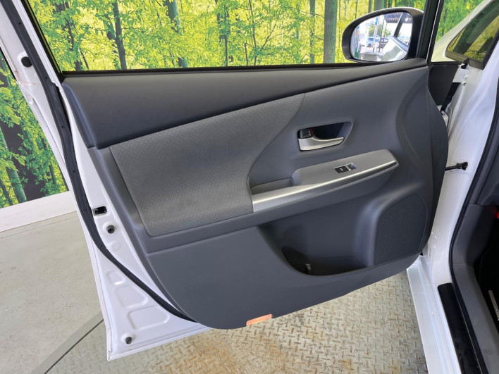 2013 Toyota Prius α DAA-ZVW41W (UW-69f067ca9cd6a)[26]