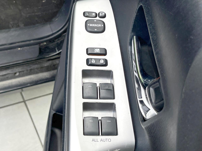 2015 Toyota Prius α DAA-ZVW41W (UW-69f067cb839f4)[29]