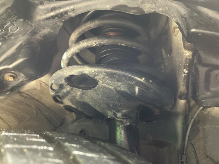 2014 Toyota Noah DAA-ZWR80G (UW-69f067d05a2a3)[18]