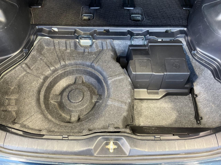 2015 Toyota Voxy DAA-ZWR80G (UW-69f067d0a04a3)[25]