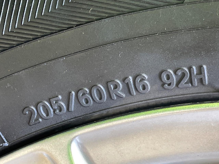 2015 Toyota Voxy DAA-ZWR80G (UW-69f067d0a04a3)[5]