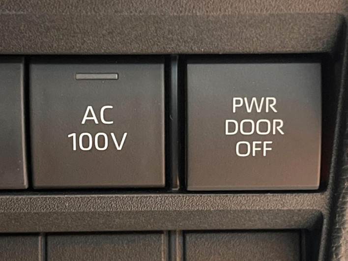 2022 Toyota Noah 6AA-ZWR90W (UW-69f067d475ea3)[25]