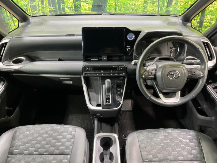 2022 Toyota Voxy 6AA-ZWR90W (UW-69f067d9646b7)[25]