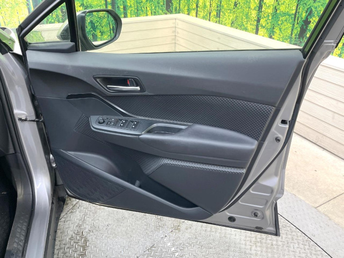 2017 Toyota C-HR DAA-ZYX10 (UW-69f067dae33c3)[23]