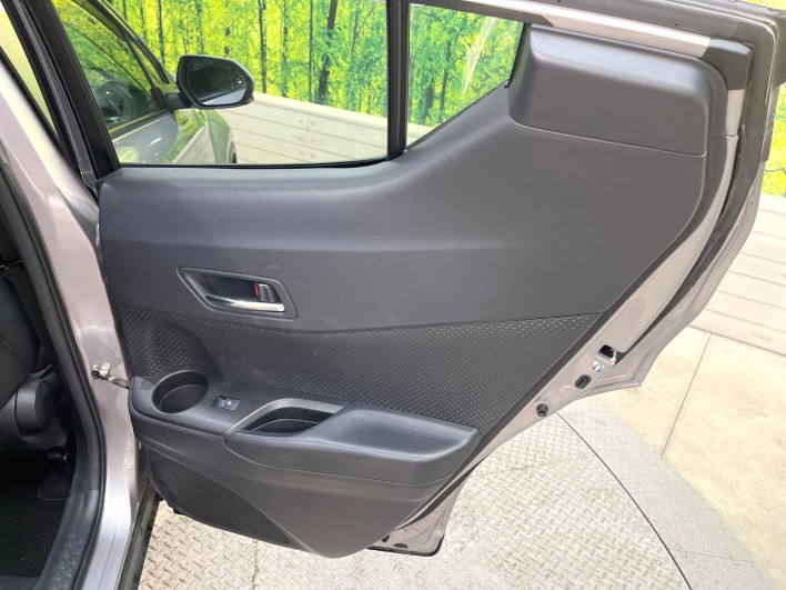 2017 Toyota C-HR DAA-ZYX10 (UW-69f067dae33c3)[24]