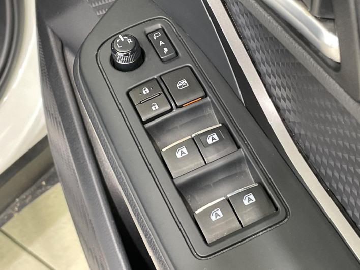 2017 Toyota C-HR DAA-ZYX10 (UW-69f067db4ca17)[28]