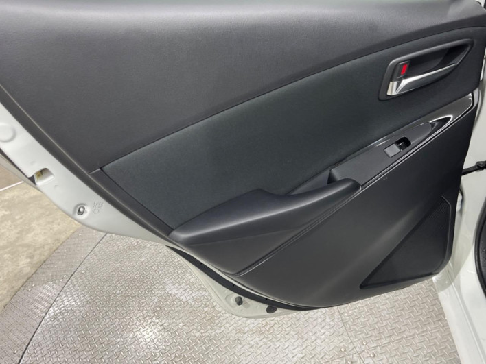 2017 Mazda Demio LDA-DJ5AS (UW-69f1f6c1d3bf5)[27]