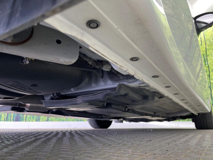 2021 Nissan Note 6AA-E13 (UW-69f1f6cc4f0d9)[28]